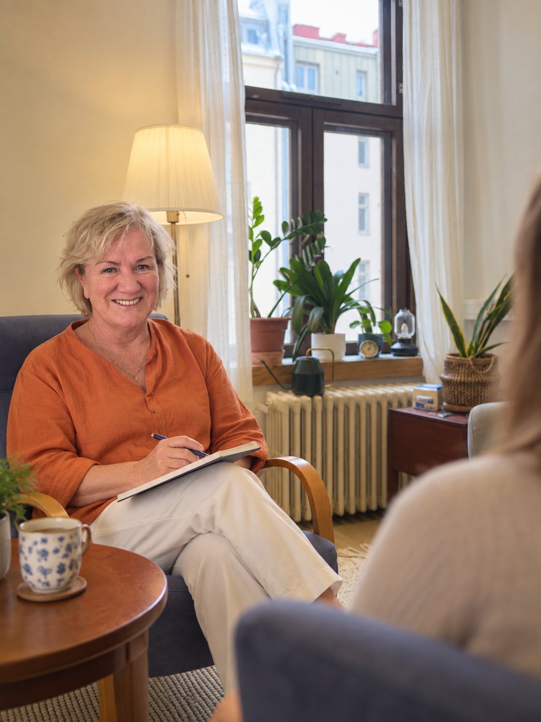 Psykoterapeutti Taina Tuomikorpi vastaanotollaan Helsingissä
